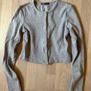 Grå kofta - Säljer denna fina koftan🤍🤍🤍