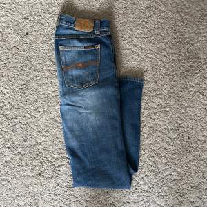 Väldigt fräscha nudie jeans i storlek W30 / L30. Inga slittage eller skador, Ny pris: 1,6 tusen kr, Mitt pris: 549kr.