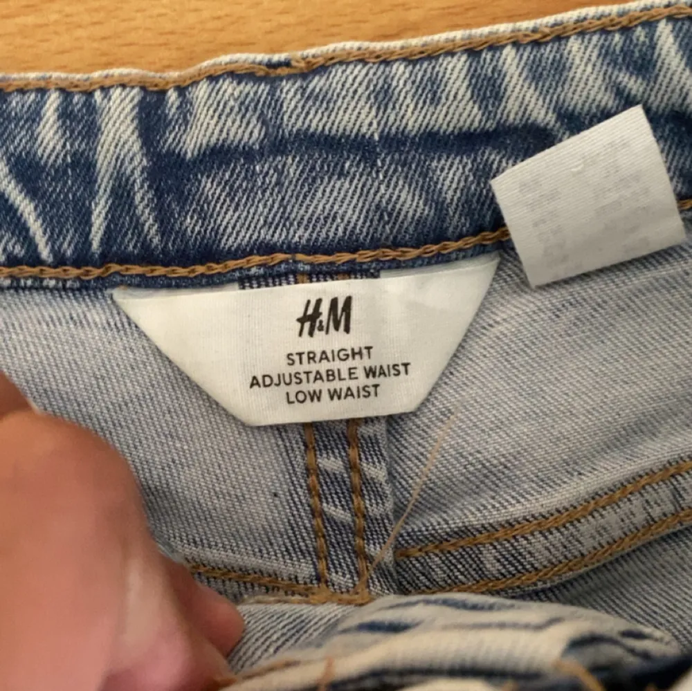 Säljer dessa ripped jeans från HM. . Jeans & Byxor.