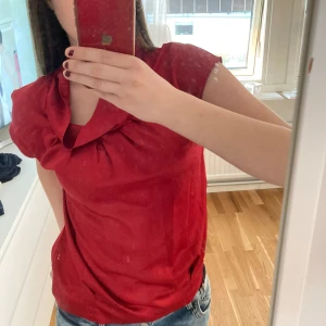 Somrig röd blus - Jättefin blus som aldrig använts! I ett lite ”slätare” material😊
