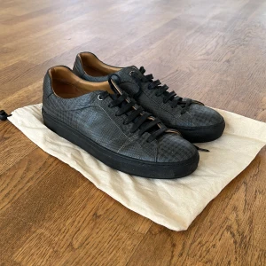 Hugo Boss Skor - Hugo boss sneakers strl 42 Läder  Använda 3 gånger och är i nyskick.