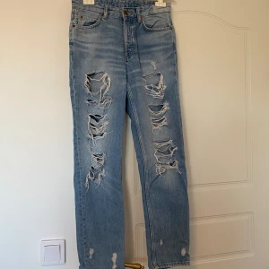 Håliga jeans från H&M - Håliga jeans från H&M i fint skick. Boyfriends low waist denim 