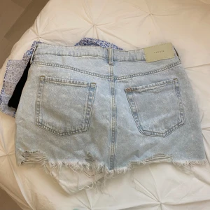 Jeans shorts - Helt oanvända jeansshorts från H&M. Storlek S men passar M också. Har tyvärr aldrig fått användning för dom och behöver nu rensa ur lite från garderoben🙂skriv gärna för prisförlsag 🙏🏼😄