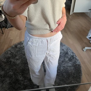Vita linnebyxor  - Ett par fina vita linnebyxor från ginatricot i storlek xs som är väldigt stora i storleken och därför sitter lite löst på mig. Köptes förra året för 499kr då de knappt användes. De är i mycket bra skick och säljer för 250kr🩷🩷
