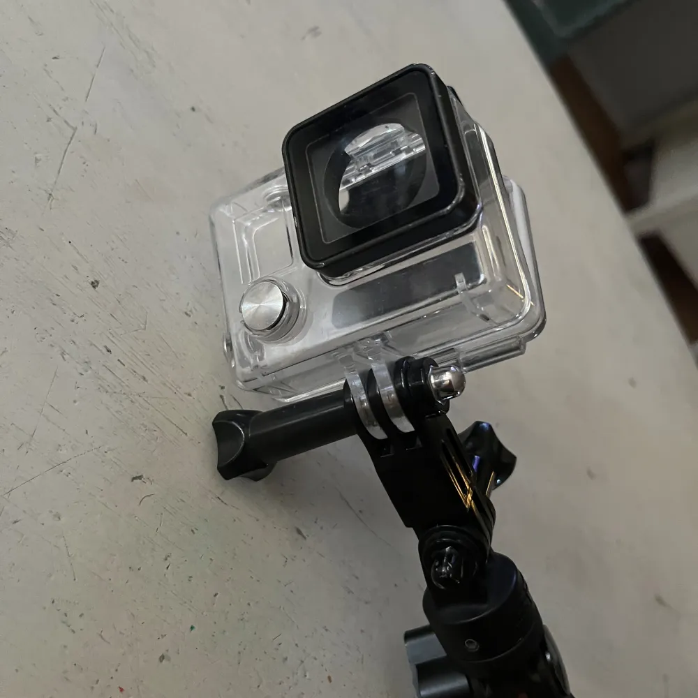 GoPro Hero 3+ inkl selfiestick som du kan styra kameran med samt vattentät skydd till kameran. . Övrigt.