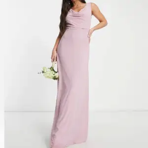 Säljer denna Lila/Rosa Balklänning i storlek 36. Klänningen är i passform Tall och har fina knappar vid ryggen. Aldrig använd med prislapp kvar!!