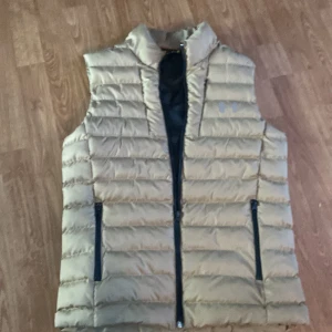 Underarmour väst - Säljer då den inte kmr till användning 