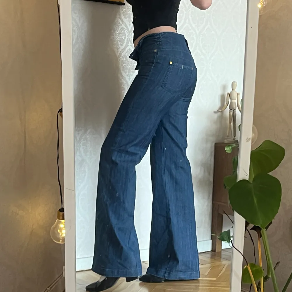 Vida jeans i stark blå färg. Hög midja. Nyskick, oanvända. Smickrande passform, långa i benen. Jag är 172cm.  VILA W29 L34 71% bomull  . Jeans & Byxor.