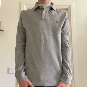 Ralph Lauren Piké - Säljer denna Ralph Lauren piké i storleken S. Den är använd fåtal gånger men är i oanvändt skick. Priset går att diskuteras och det är bara att höra av sig med frågor!