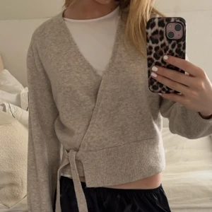 Omlott kofta  - Fin kofta ifrån other stories som aldrig är använd. Köpte för 500kt ❤️tröjan är ljusare i verkligheten än var den är på första bilden❤️