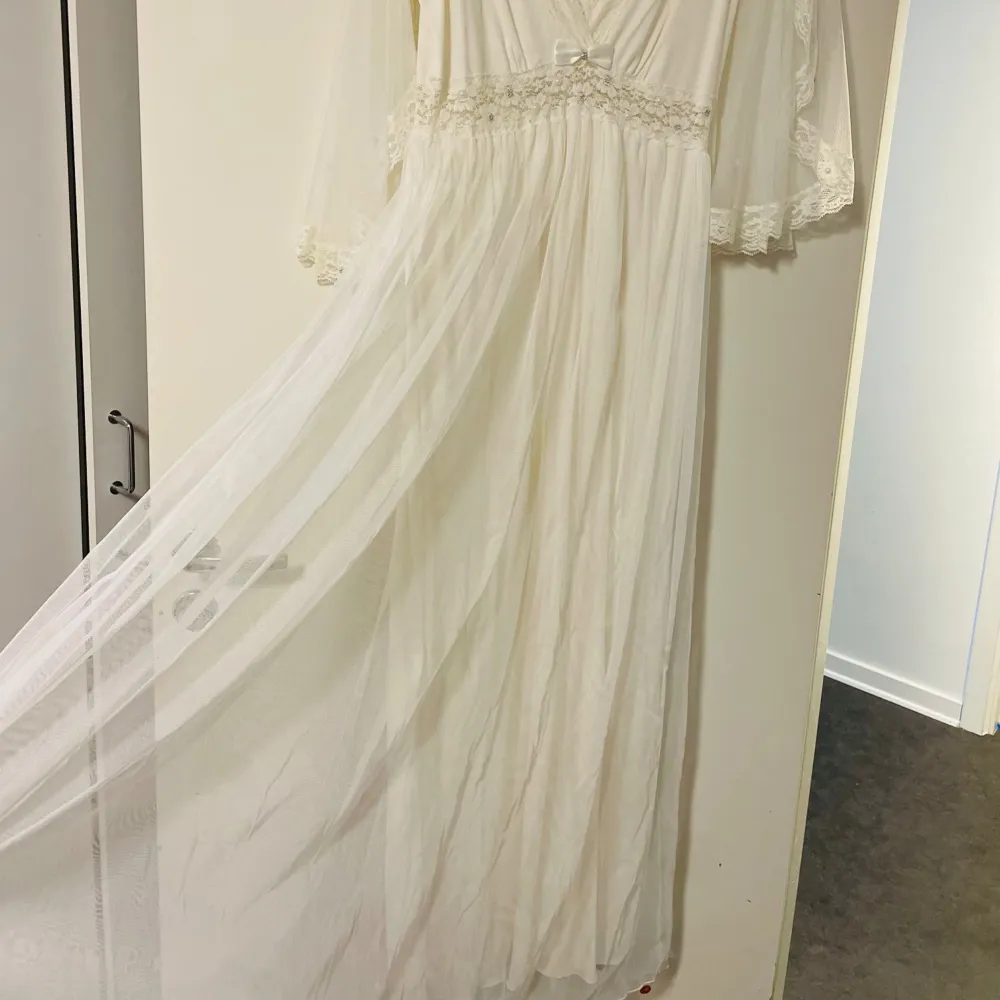 Hej, säljer denna fina klänningen för en jättebillig pris, 249. Den är köpt för 349 men säljer det för billigare då den blev liten snabbt innan jag han använda den mycket. Den är i nyskick. För fler bilder kan du skicka privat.. Klänningar.