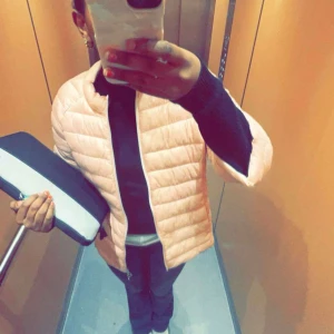 Trekvartsarmad jacka❤️ - Säljer denna as snygga herno liknande jacka❤️ Köpt för 599kr. Använd 3 gånger då jag inte tycker att Rosa passar  mig. Ny skick, ingen skada, säljer för 449kr men priset kan diskuteras. Kan mötas upp i stockholm eller frakta! Strl S🩷 