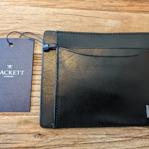 Kortetui - Hackett London - Kortetui i svart skinn. Oanvänt. Nypris ~1000 kr.