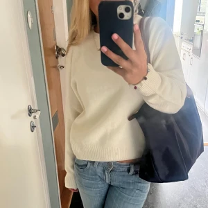 Stickad tröja - Säljer denna stickade tröja från Uniqlo! NYPRIS: 399!!!Tecken på användning (fläck på arm se bild 3, och nopprig) därav priset!💕💕 Perfekt nu till våren då den är lite tunnare!💕