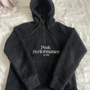 Peak Performance Teddytröja - Svart Peak teddytröja 9/10, fint skick Storlek S 199kr