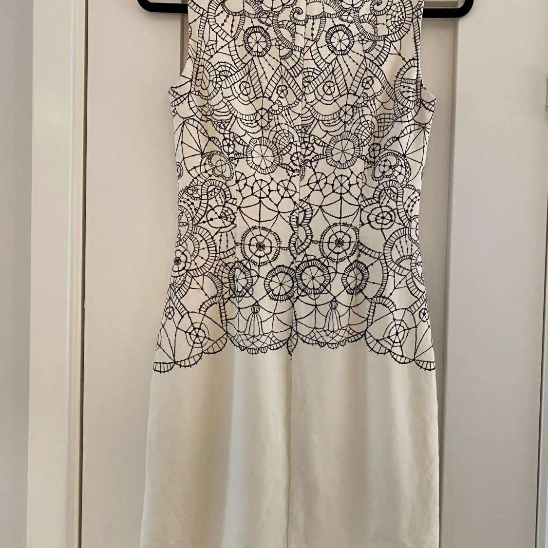 Vit klänning med svart mönster i strl XS från Lilly Pulitzer modell Julianna dress lace you there - 90