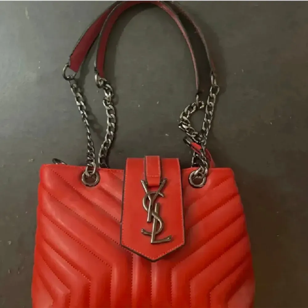 En helt ny och oanvänd röd Yves saint Laurent väska, säljer den på grund utav att det inte är min stil längre. Finns inga defekter.. Väskor.