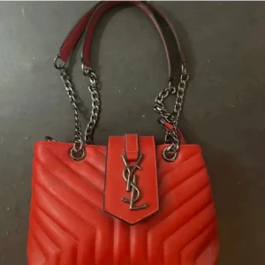 Yves saint Laurent väska  - En helt ny och oanvänd röd Yves saint Laurent väska, säljer den på grund utav att det inte är min stil längre. Finns inga defekter.
