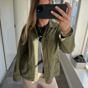 Grön jeansjacka - Säljer denna jätte fina jeans jackan i strl 170, men sitter som en XS/S💕