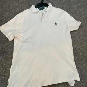 Polo Ralph lauren pike - Tjenare, nu säljer vi ännu en modell av polo Ralph lauren pike. Den är i bra skick utan defekter. Hör av er vid intresse!💫