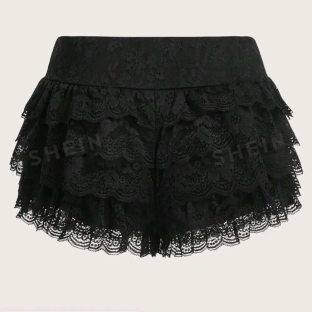 Säljer nu dessa helt nya shorts med fina detaljer som volangerna i spets! Otroligt sköna och perfekt nu tills i sommar❤️. Shorts.
