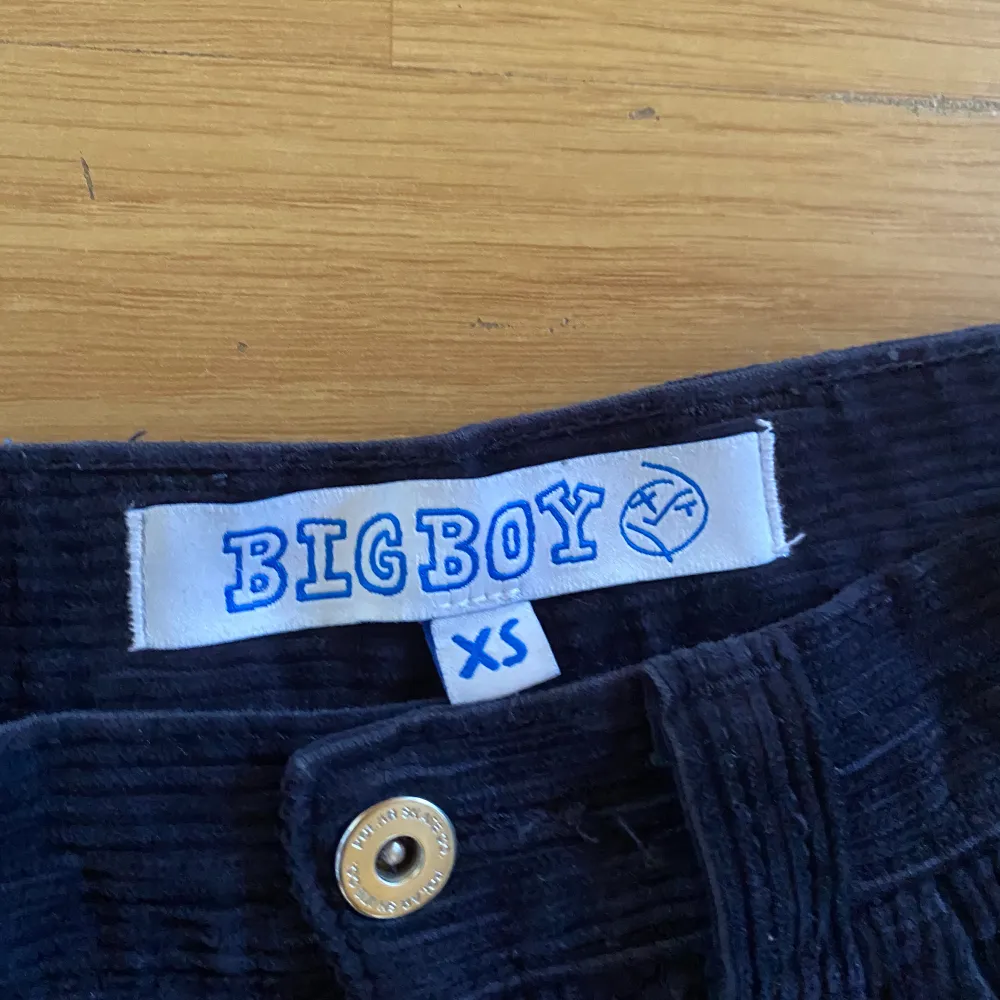 Jag säljer nu mina big boys då jag fick de men redan har ett par likadana. Helt nya och endast använd en gång. De är marinblå manchester.Nypris runt 1400kr. Jeans & Byxor.