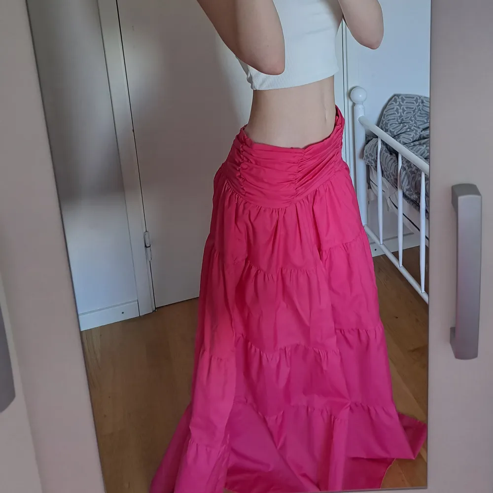 Super söt rosa klänning, som också går att använda som lågmidjad kjol, storlek S🤍 Endast testad, så i nyskick!! Köpt från Grekland förra sommaren. Postar samma dag du köper. Övrigt.