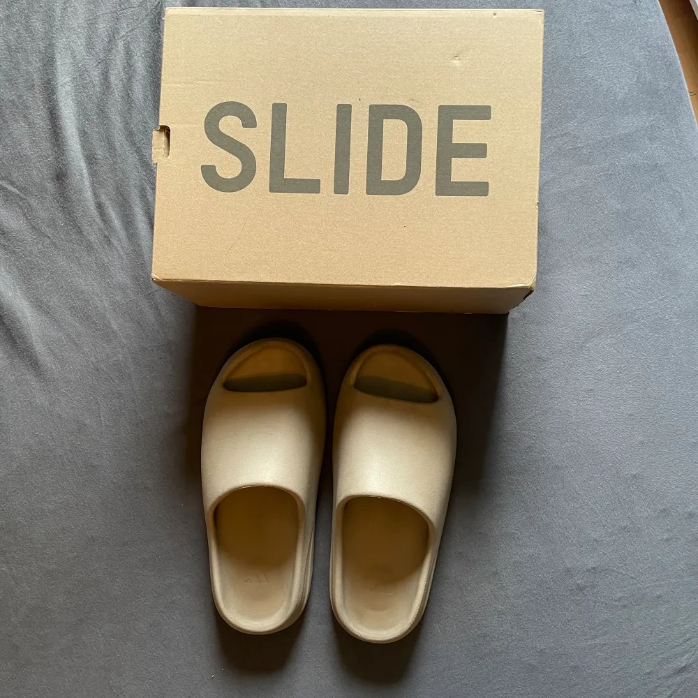Säljer nu mina Yeezy Slides eftersom de har har blivit för små. Det är storlek 46 men har en mindre passform så de kan passa en 44/45. Skor.
