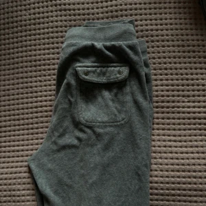 Juicy byxor - Säljer min systers grå juicy couture byxor då hon ej använder de längre. De är i storlek 15/16 (barnstorlek) men sitter även som en storlek S. Det finns inga skador på de. Köpta för 700 kr, priset kan diskuteras!