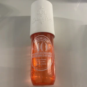 Sol de Janeiro  - Säljer denna sol de janeiro misten som inte kommer till användning längre. Lite mer än hälften finns kvar och den har lukten av plommon och vanilj. Nypris 249kr.