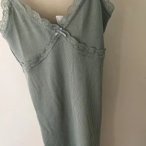 Klänning från hm - Klänningen är använd 1 gång så den är i väldigt bra skick, den är ifrån hm i storlek xs 