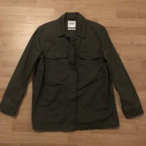 Säljer nu denna sköna overshirt skjortan som är perfekt för våren för endast 249kr, nypris ca 500-700kr  Den är i väldigt bra skick och skriv gärna för fler bilder. Plagget passar M också