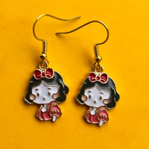 Snövit örhängen  - Nickelfria krokar. ❤️