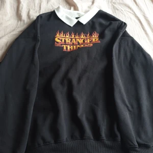 Stranger things Hoddie - Testad 1 gång, väldigt bra skick!