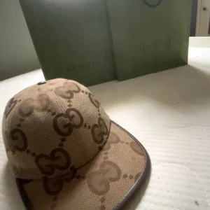 Gucci jambo keps  - Köpt sommaren 2023 från Gucci så hyfsat ny bra sick inga skador ny pris från butik är 4600 kr man kan få med box kvitto och allt med köpet kan gå ner i pris 