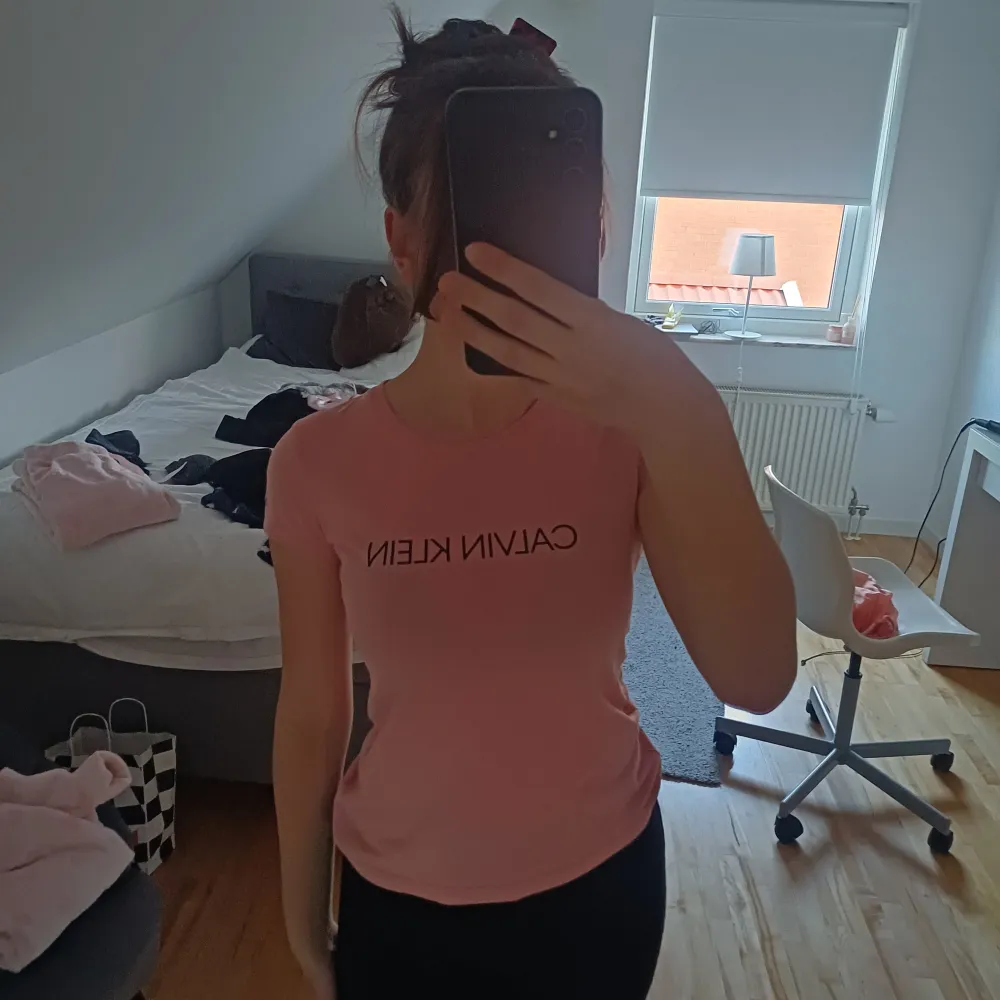 Jätte söt calvin klein tshirt i rosa och svart, knappt använd.. T-shirts.