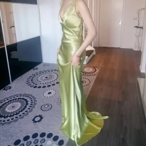 Grön silk klänning! - Backless, v-ringad, maxi-klänning. Använd men helt ny. Säljer eftersom jag inte använt den på länge. Jag är helt öppen för att diskutera priset!😁 Skriv om du har frågor:) (Jag har lagt upp den här annons tidigare men mitt gamla konto slutade fungera)