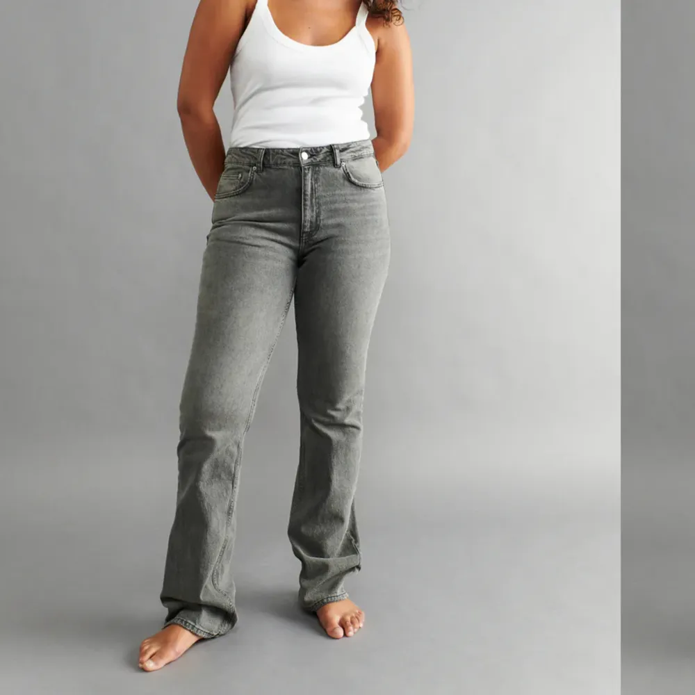 Säljer dessa jeans från gina tricot, använda några gånger🤍. Jeans & Byxor.