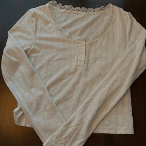 Långärmad med Spets - Vit långärmad med spets från Shein!! Bra skick🤗🤗Pris kan diskuteras!! Står ingen storlek men ≈S/XS