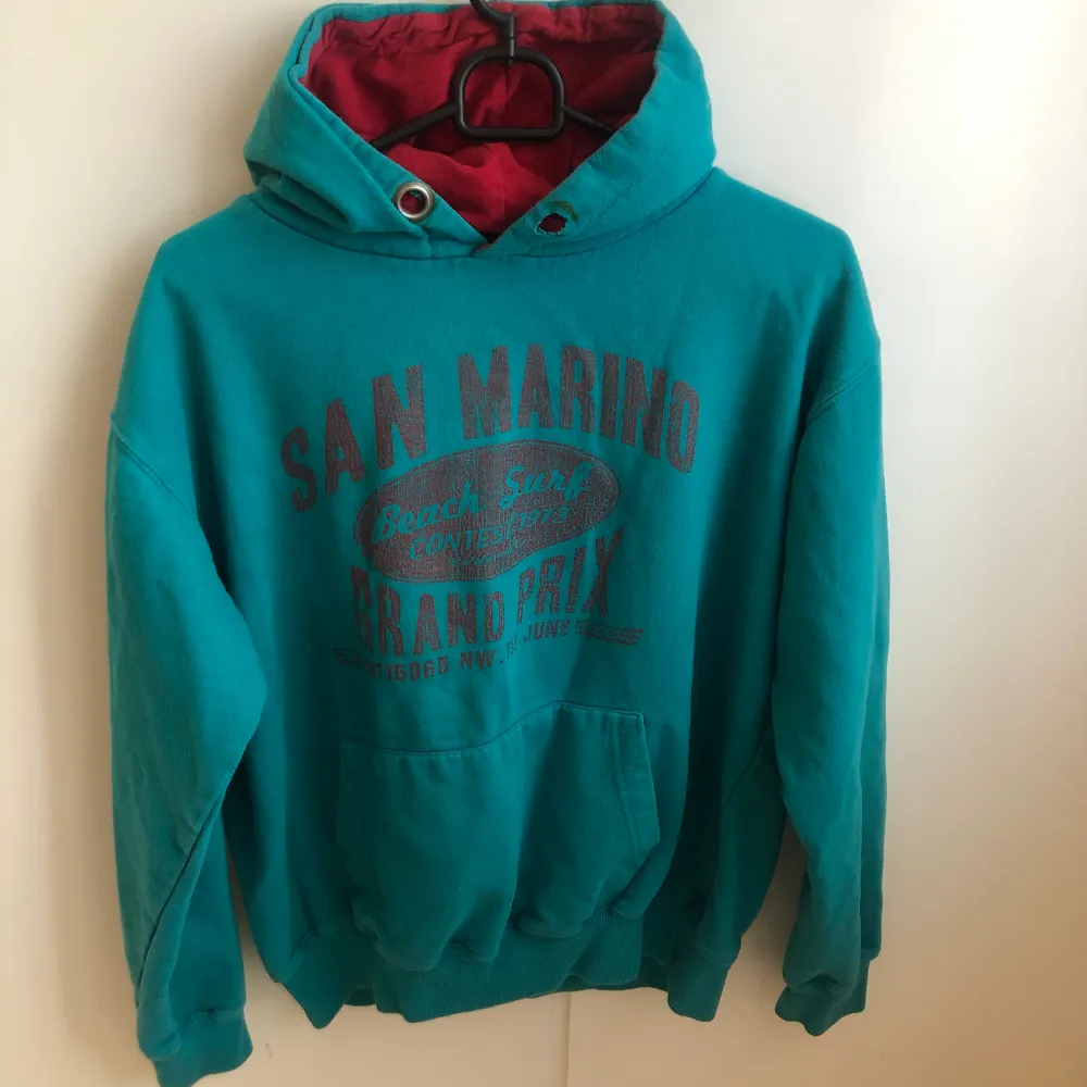 Skitfin hoodie som är köpt second hand. Tyvärr så har ena metallgrejen åkt av (sista bilden) Det är storlek L, men skulle säga mer S/M. Hoodies.