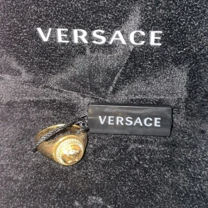 Versace ring - Några väldigt små repor men inget märkbar Ny pris ca 3600