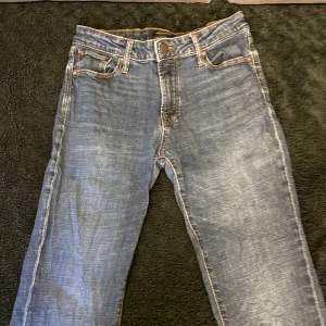 Jeans i normal passform, storlek 29/34. Något mörkare än vad de ser ut som på bilderna. 