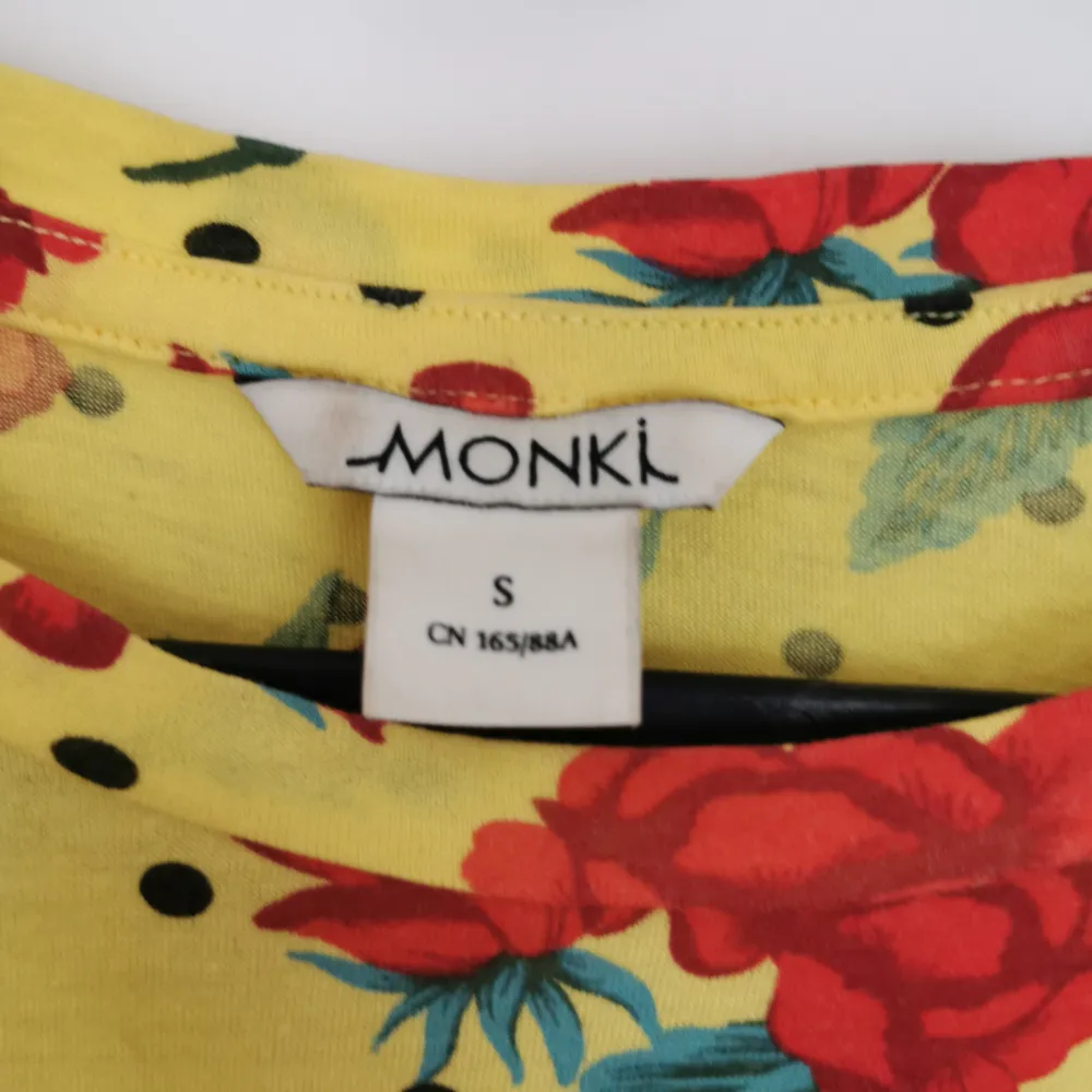 T-shirt from Monki size S. Few times worn . T-shirts.