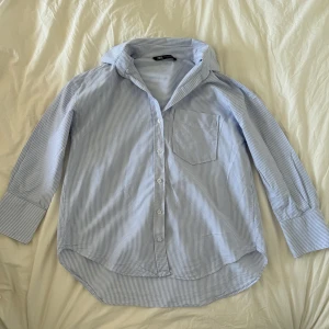 Randig Zara Blus 🤍 - Randig Zara Blus🤍 Denna är så somrig och fin!  Storlek- XS men passar S också  Pris - 170