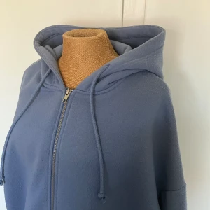 Ljusblå zipup tröja - Super mysig men använder inte längre tyvärr! Oversized och skulle tänka mig att den passar från S-L 