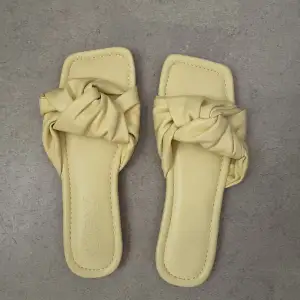 Osnvända gula sommar sandaler i storlek 38.