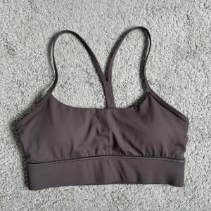 ICIW sport-bh - Säljer denna då den inte kommer till användning, endast använd fåtal gånger så i nyskick.