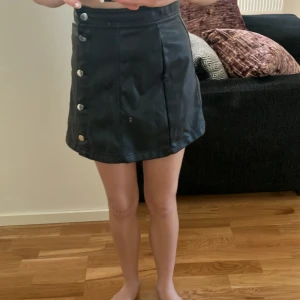 Svart läder kjol - Jätte bra skick aldrig använd kommer ifrån h&m och är storlek 158 fast passar mig som är s