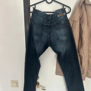 Denim jeans  - Hej vi säljer nu dessa snygga jeans från denim. Byxorna är köpta i london och kommer med en snygg och simpel blå urtvättad färg. Ingen av våra modeller passar i dessa jeans därav inga bilder med dem på. Jeansen är slimfit straight