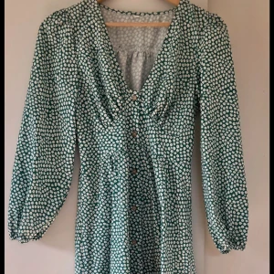 Grön Blommig Klänning  - Mycket bra skick storlek S